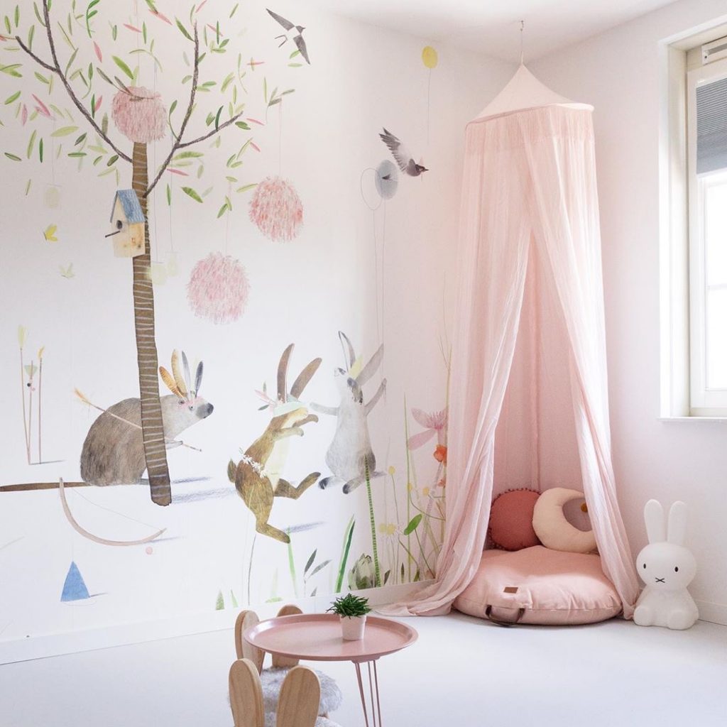 Kinderkamer met behang