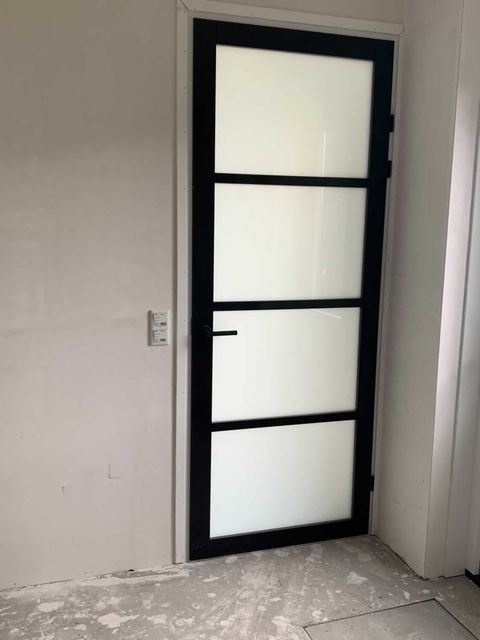 Industriele deur met melkglas