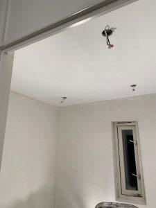Gipsplaten plafond. Badkamer verbouwing. 