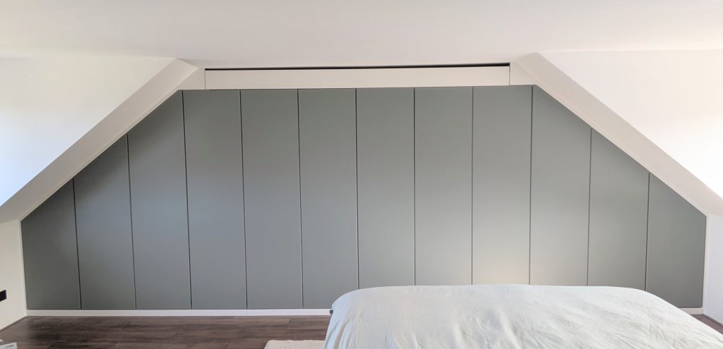 Kast onder een schuin dak