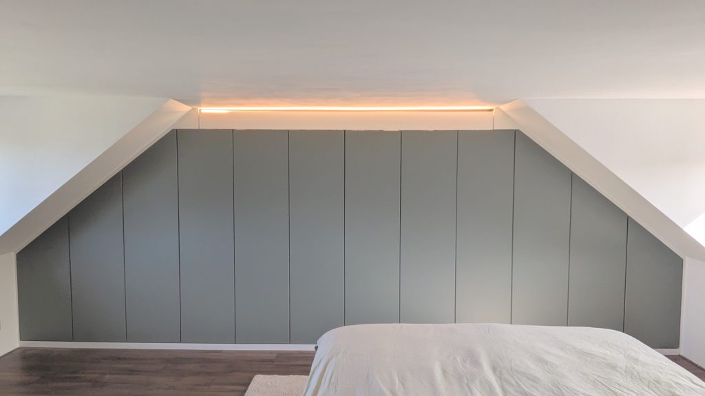 Het eindresultaat. De kast onder het schuine dak met verlichting