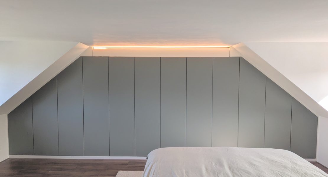 Inbouwkast onder een schuin dak. Ikea PAX hack