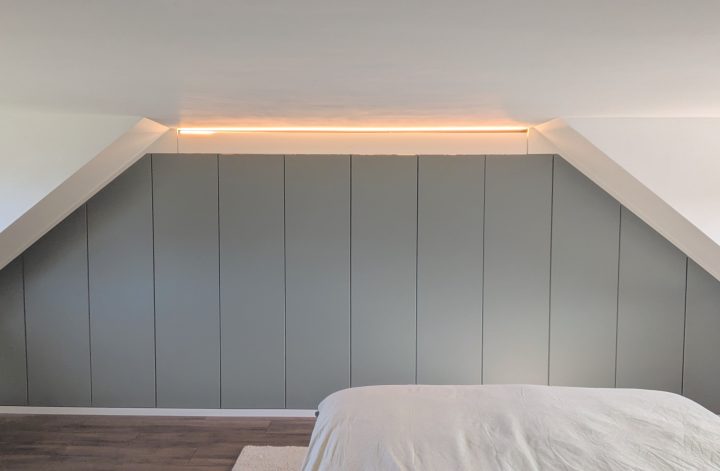 Inbouwkast onder een schuin dak. Ikea PAX hack